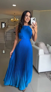 Détail d'une robe longue plissée bleu roi avec licou et découpes à la taille