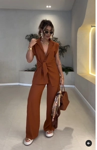 Détail d'un ensemble chemise à ceinture et pantalon large en brun rouille