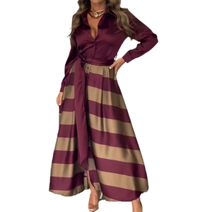 Robe chemise élégante en satin bordeaux avec jupe rayée et ceinture à la taille