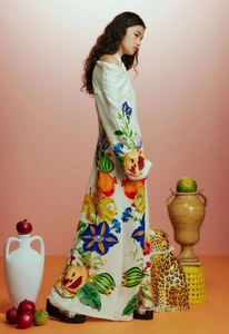 Detail mit lebhaftem Blumen-Frucht-Print und schulterfreiem Ärmel am elfenbeinfarbenen Kleid
