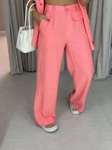 Détail du pantalon rose taille haute à jambes larges avec fermeture éclair et plis marqués