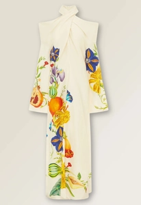 Detail des eleganten Überkreuz-Ausschnitts und botanischen Blumenmusters auf dem Kleid