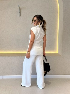 Détail de l'ensemble deux pièces blanc montrant la texture lin et le lien à la taille