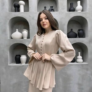Elegante set due pezzi da donna con cardigan setoso e gonna lunga in colore beige