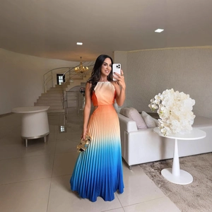 Robe longue plissée dos nu élégante avec un dégradé de couleurs orange et bleu éclatant