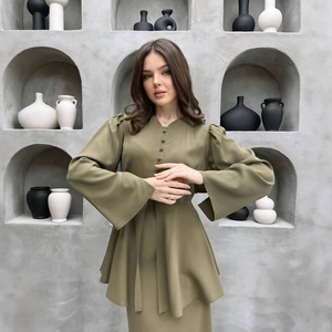 Elegante set due pezzi cardigan a maniche lunghe e abito verde oliva stile autunnale