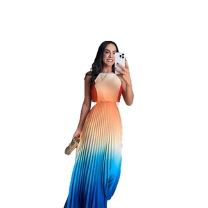 Robe longue plissée à licou élégante avec dégradé de couleurs orange et bleu