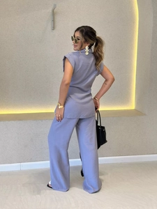 Vue latérale de l'ensemble lilas avec un gilet sans manches et un pantalon large