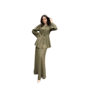 Elegante completo due pezzi verde oliva con top avvitato e gonna lunga coordinata