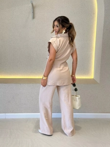 Vue complète de l'ensemble chemise à manches courtes et pantalon large taille haute abricot