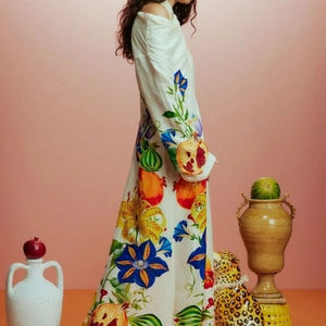 Elegantes weißes schulterfreies Maxikleid mit lebhaftem Granatapfel- und Blumenprint