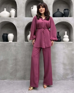 Detail eines eleganten maulbeerlila Lounge-Sets mit Laternenärmeln und weiter Hose