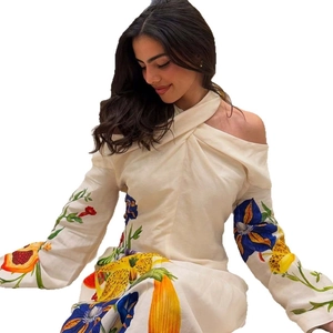 Elegantes schulterfreies Maxi-Kleid mit Neckholder-Ausschnitt und lebendigem Blumendruck