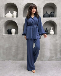 Detailansicht des dunkelblauen Damen-Satin-Zweiteilers mit Bindegürtel-Bluse und weiter Hose