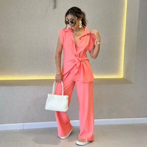 Ensemble 2 pièces pour femme avec chemise nouée à manches courtes et pantalon corail