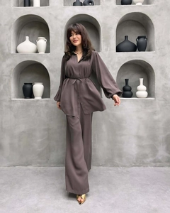 Detail von Langarmshirt mit Schnürung und weiter Hose im anthrazit-violetten Set