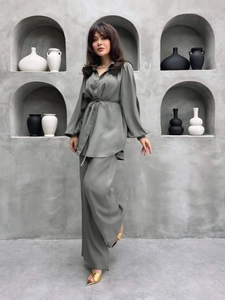Elegantes salbeigrünes Set für Damen mit Gürtelhemd und weit geschnittener Hose