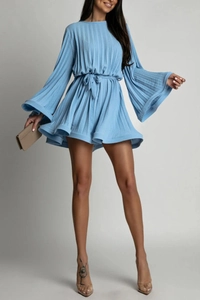 Robe courte plissée bleu clair avec manches cloche élégantes et ceinture à nouer