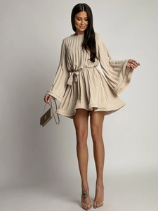 Robe mini plissée couleur abricot avec manches évasées et ceinture fine assortie à la taille