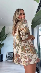 Détail d'un blazer vintage pour femme avec col à revers et motifs floraux colorés