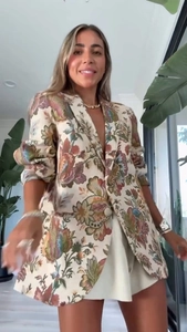 Détail de l'imprimé floral et paisley sur le revers du blazer vintage crème
