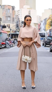 Détail du short à taille haute et du haut à manches chauve-souris en rose poudré