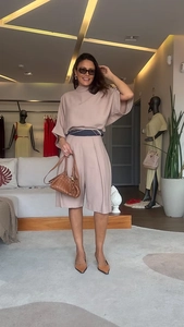 Détail d'un ensemble vieux rose élégant avec haut à manches chauve-souris et short