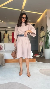 Détail de l'ensemble haut à manches chauve-souris et short taille haute en rose poudré