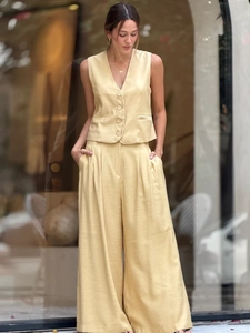 Ensemble haut sans manches et pantalon large en lin jaune clair pour femmes élégantes