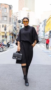 Détail du haut à manches chauve-souris et du short taille haute assorti en look urbain