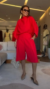 Élégant ensemble haut rouge à manches chauve-souris et short taille haute en boutique