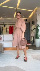 Détail de l'ensemble élégant rose foncé avec haut à manches chauve-souris et short