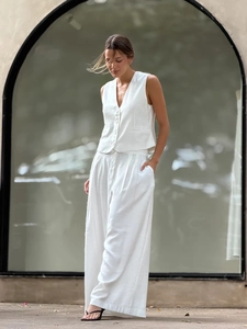 Ensemble deux pièces en lin blanc pour femme avec gilet col V et pantalon large