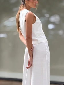 Détails du tissu en lin blanc de l'ensemble gilet sans manches et pantalon large