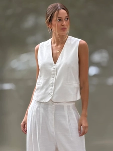Ensemble chic deux pièces en lin blanc avec gilet sans manches et pantalon large femme