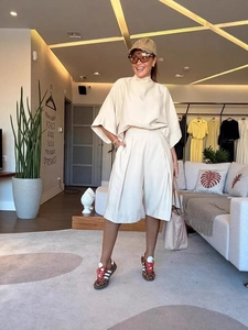 Ensemble beige chic pour femmes avec haut à manches chauve-souris et short taille haute