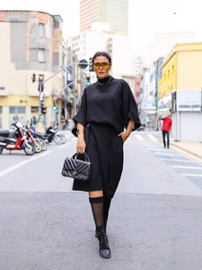 Ensemble chic pour femme avec haut à manches chauve-souris et short taille haute noir
