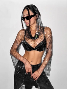 Détail d'un haut en résille argenté avec strass brillants et capuche pour festivals