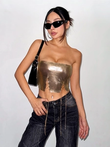 Haut sexy à paillettes dorées avec franges de chaîne en métal et maille fine
