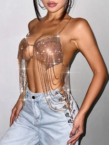 Haut sexy en sequins dorés avec chaînes métalliques, strass brillants et franges