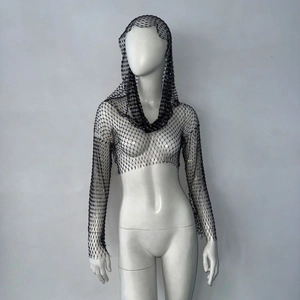 Détail du sweat court en résille noire avec strass brillants pour les festivals