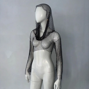 Détail d'un haut court en maille noire avec strass brillants et manches longues