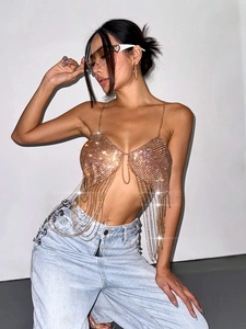 Vue détaillée du haut papillon à paillettes dorées avec franges de chaînes métalliques