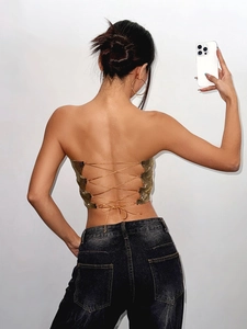 Top sexy à paillettes dorées avec design dos nu à lacets croisés et finition métallique