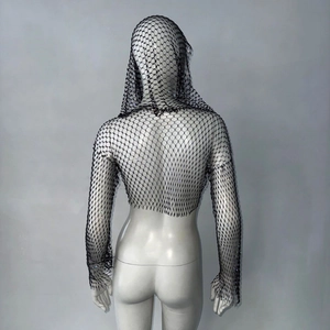 Détail de sweat à capuche en maille filet noire avec strass brillants et manches longues