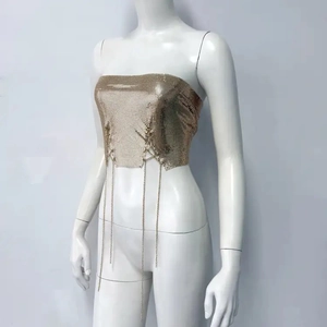 Détail du haut bandeau à paillettes dorées avec chaînes scintillantes et texture en maille
