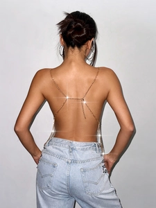Haut sexy en chaîne dorée avec design dos nu croisé pour soirées et festivals de musique