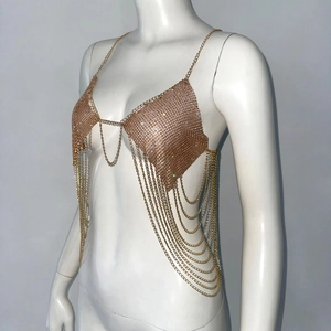 Détail du haut en maille strassée dorée avec franges à chaînes multicouches pour fête