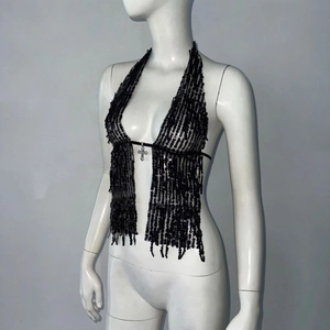 Détail du haut licou à paillettes noires avec franges et pendentif croix en argent