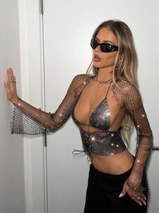 Détail d'un haut licou noir à strass avec boléro en résille pour les festivals